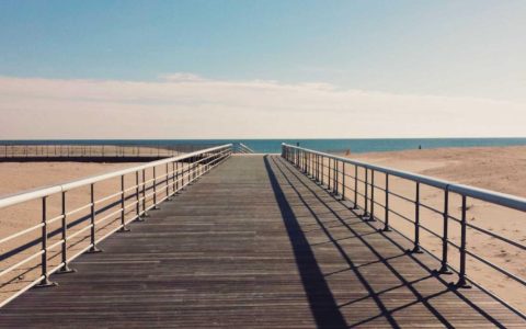 用制度的温度托举起诗和远方