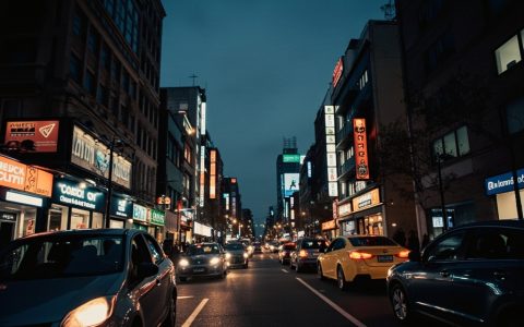 当白昼的喧嚣渐退、华灯初上，城市的另一面开始苏醒